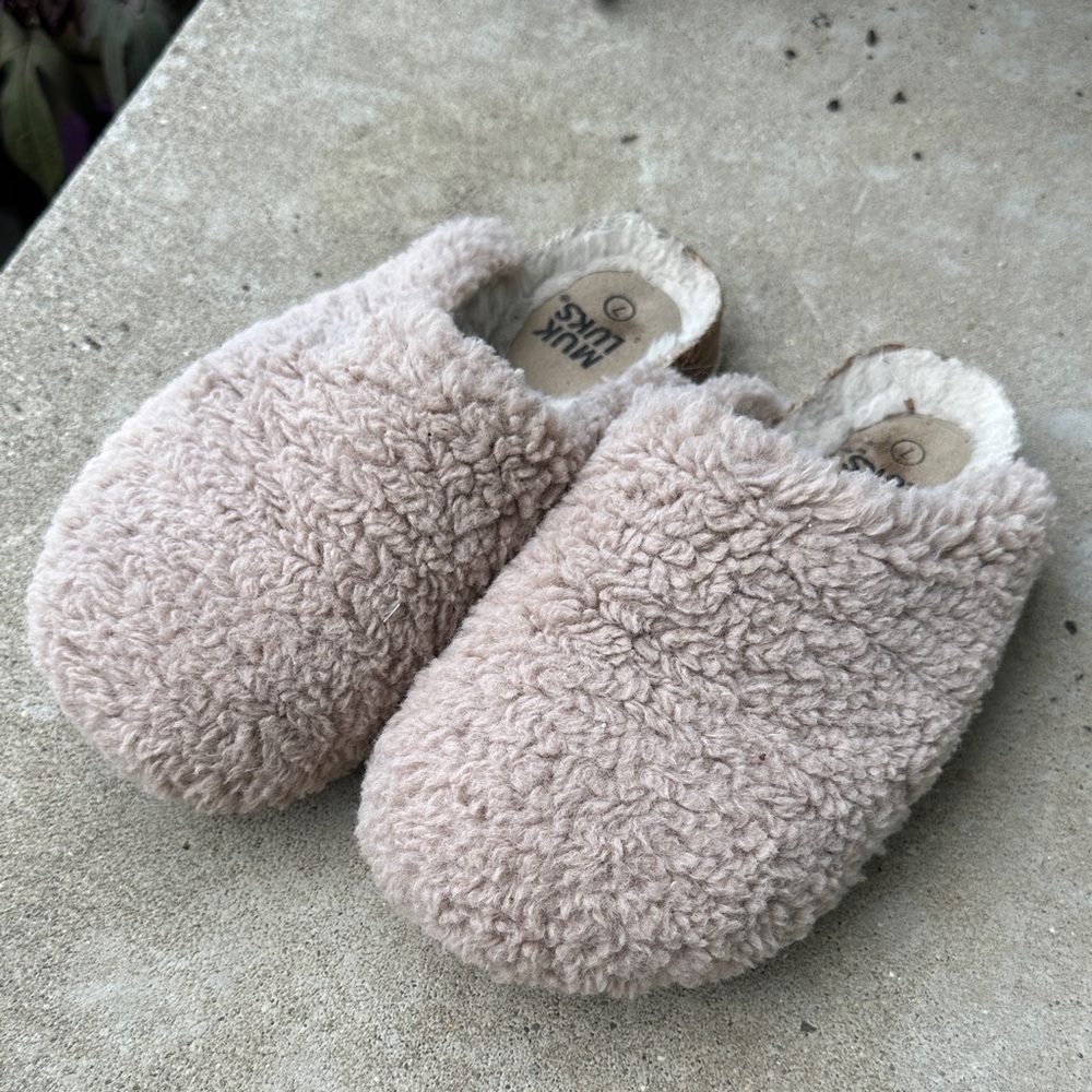 Sherpa Muk Luks women’s size 7